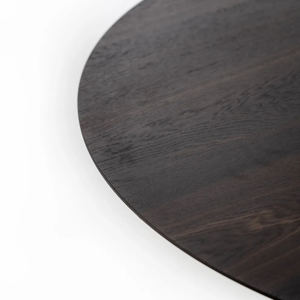 Fester runder Tisch mit Eichenfurnierplatte und Metallgestell – Alpenveilchen