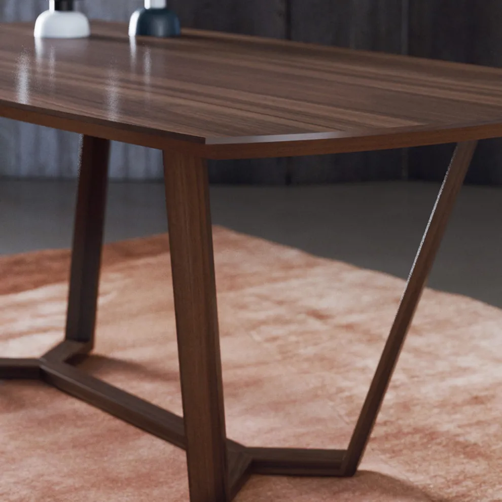 Fester Tisch mit geformter Platte und Holzsockel, hergestellt in Italien – Digory