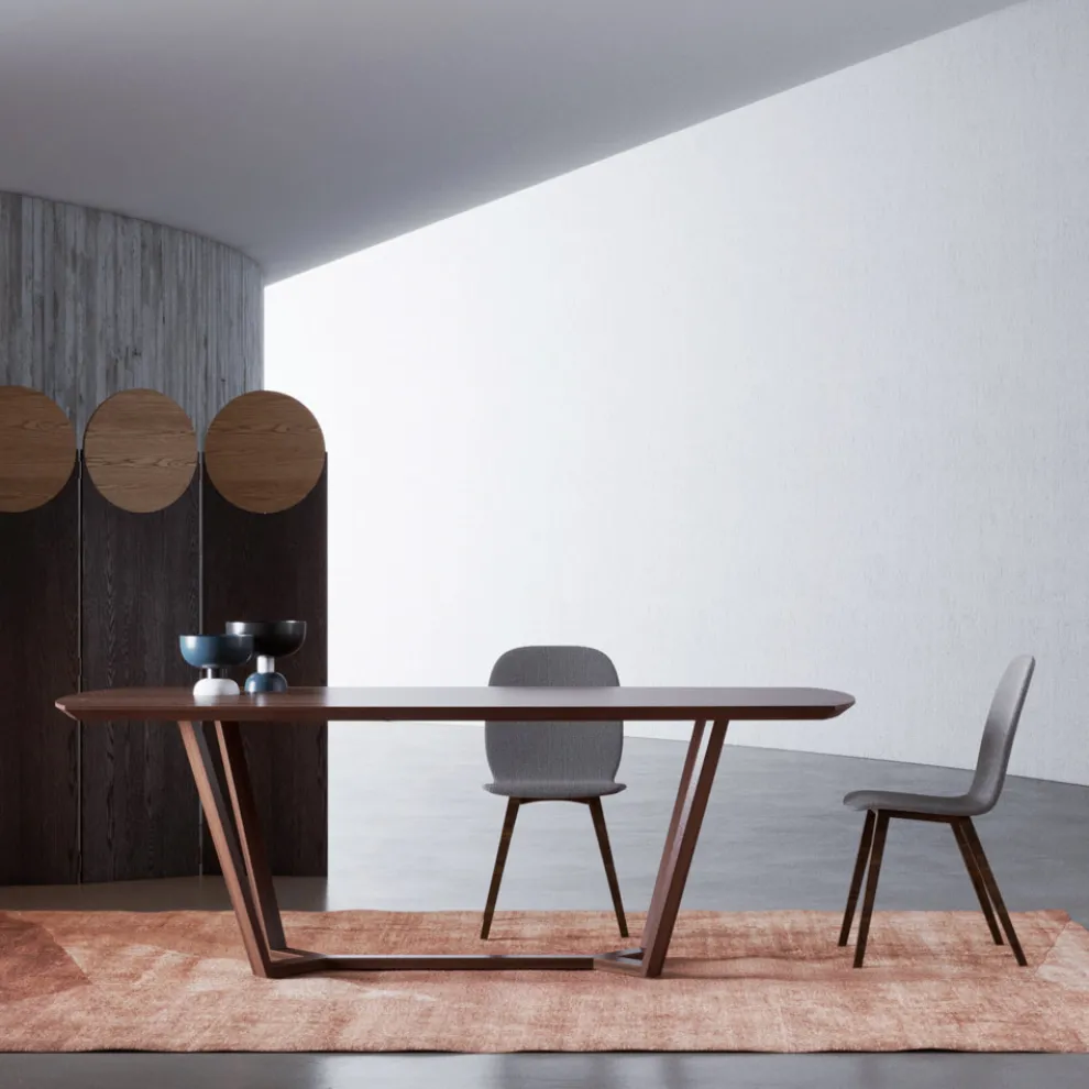 Fester Tisch mit geformter Platte und Holzsockel, hergestellt in Italien – Digory