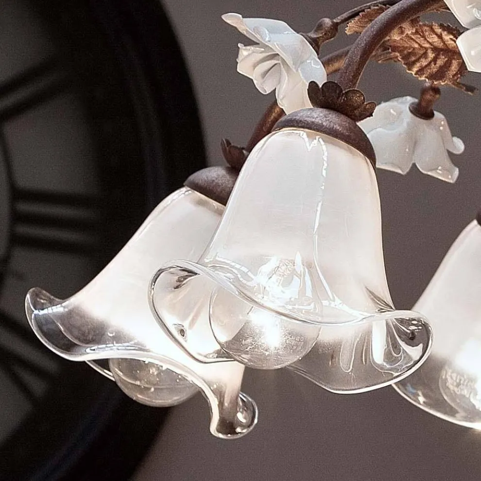 8-flammiger Kronleuchter aus Eisen und sandgestrahltem Glas mit Keramikrosen - Siena