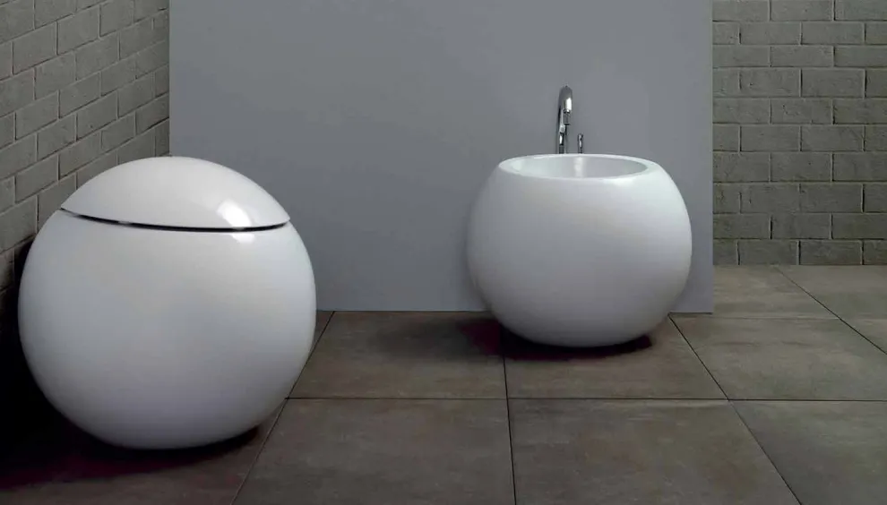 Geschliffenes kugelförmiges Bidet aus farbiger Keramik Fanna