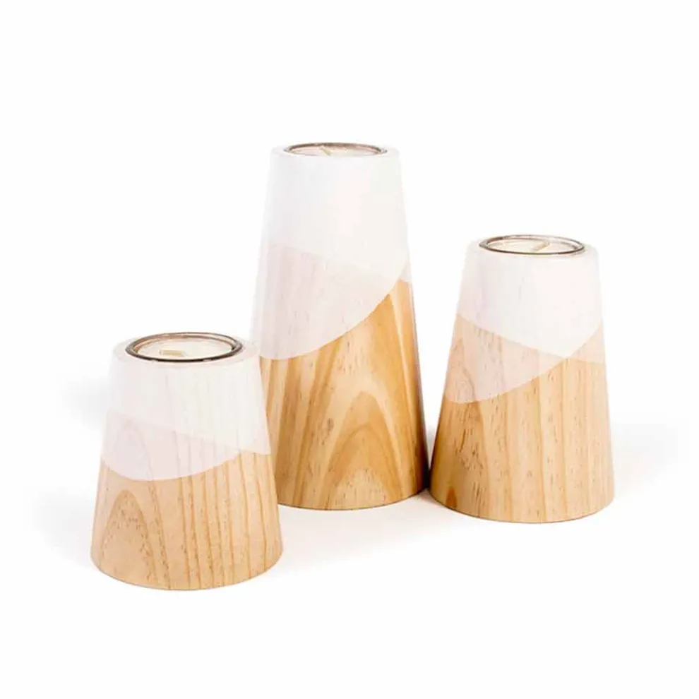 Zusammensetzung von 3 modernen Kerzenhaltern aus massivem Kiefernholz - Weiß
