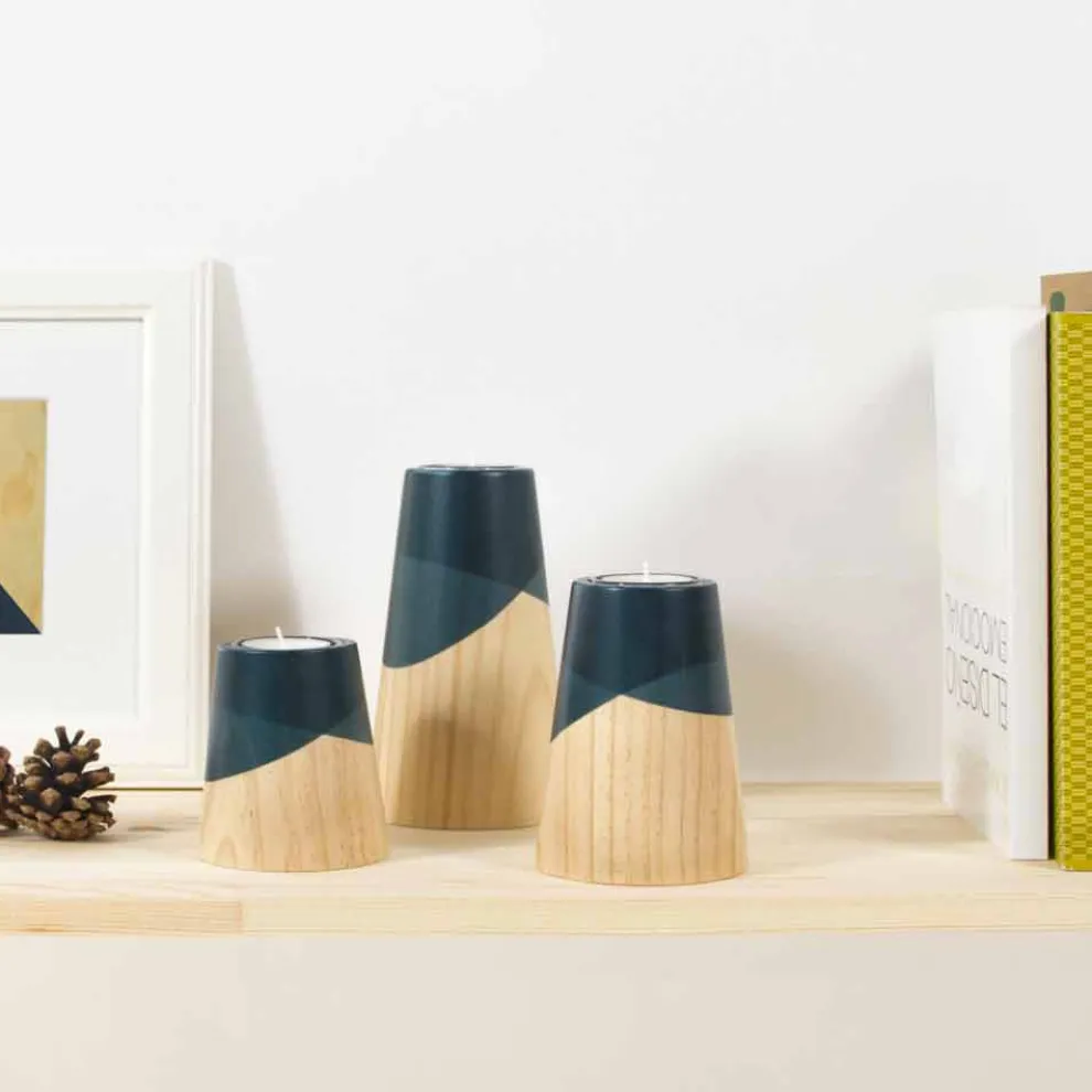 Zusammensetzung von 3 modernen Kerzenhaltern aus massivem Kiefernholz - Weiß