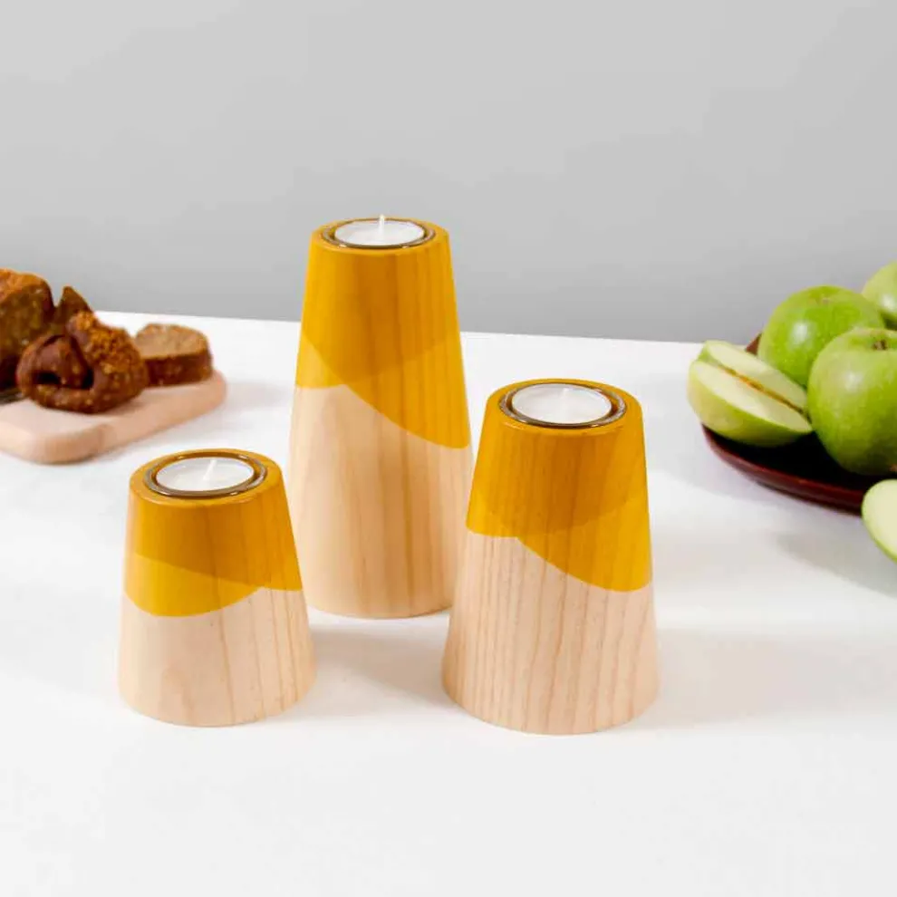 Zusammensetzung von 3 modernen Kerzenhaltern aus massivem Kiefernholz - Weiß