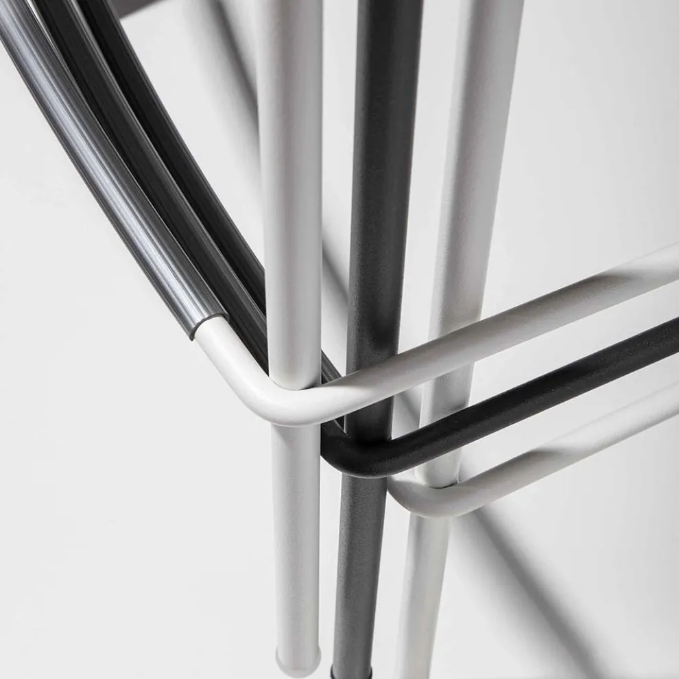Hoch stapelbarer Polypropylen-Hocker mit Metallbasis, 2 Stück - Kiara
