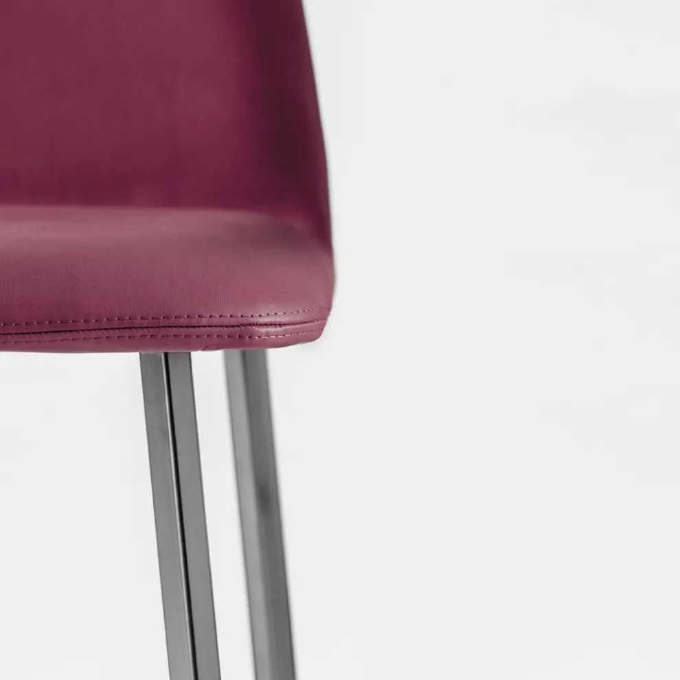 Hochwertiger Hocker aus Leder mit Metallbasis Made in Italy - Molde