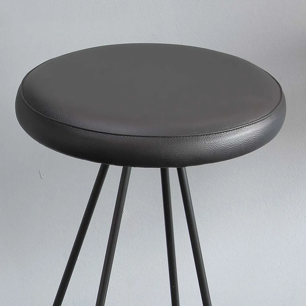 Hocker mit schwarzer Metallstruktur und schwarzem Kunstledersitz - Miscia