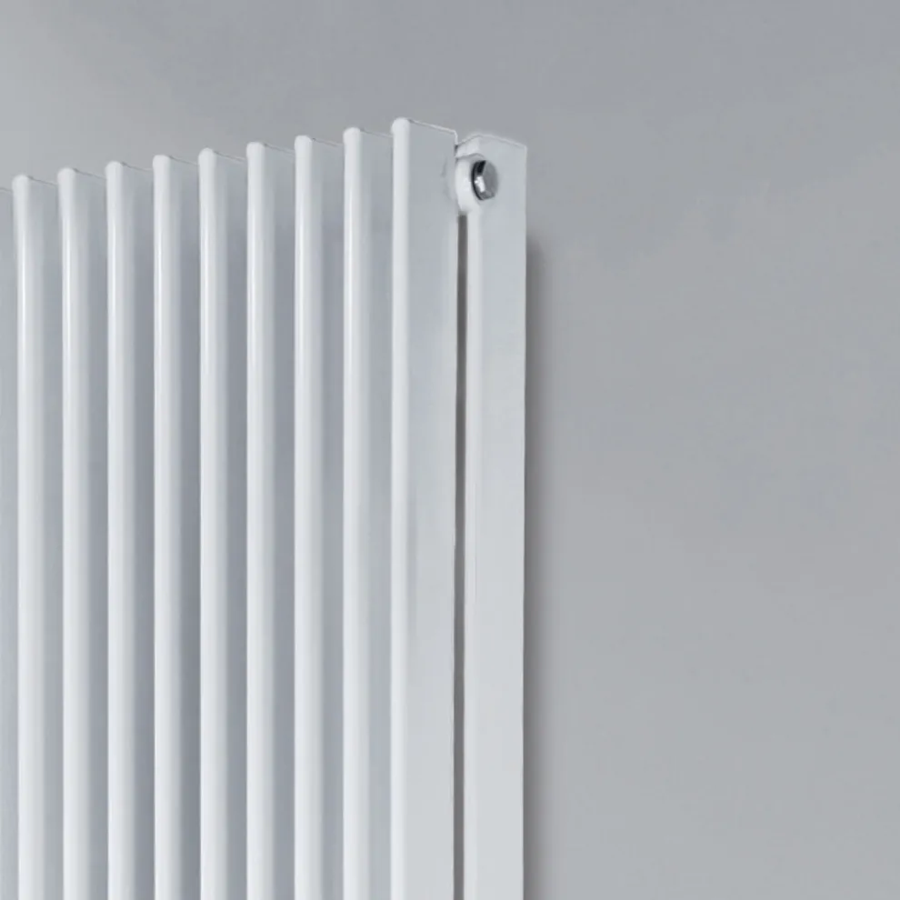 Hydraulischer Heizkörper mit flachen Elementen aus verkehrsweißem Stahl – Pflaume