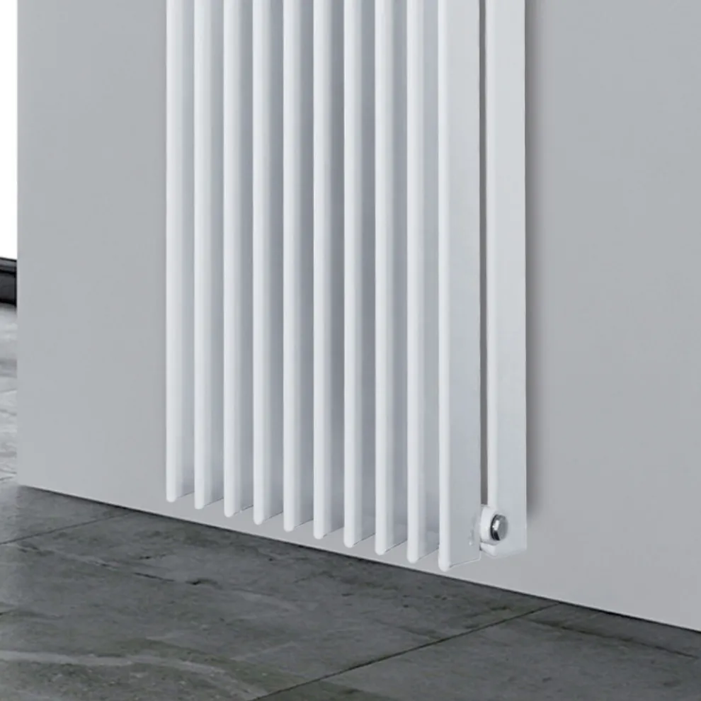 Hydraulischer Heizkörper mit flachen Elementen aus verkehrsweißem Stahl – Pflaume