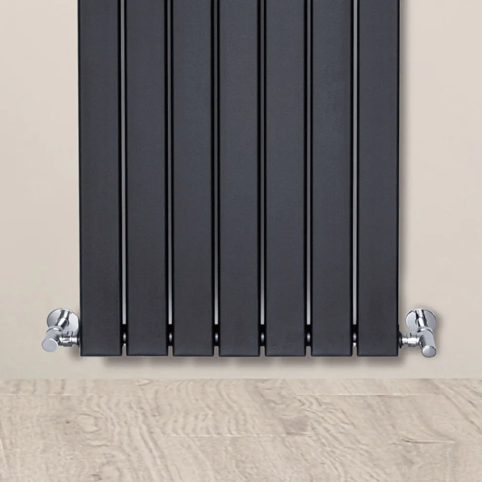 Hydraulischer Heizkörper mit einer Reihe flacher Elemente, hergestellt in Italien – Zabaione