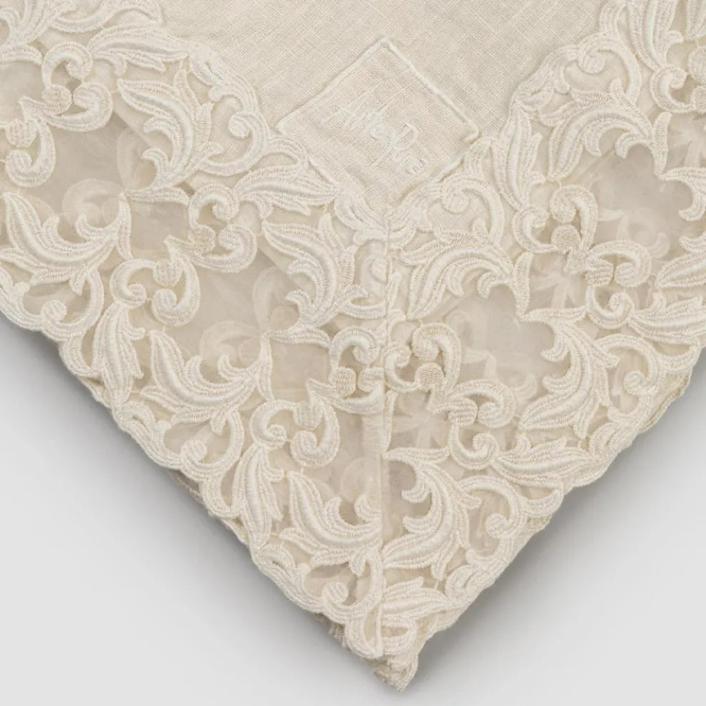 Beige Leinen quadratische Tischdecke mit handgefertigter Luxus Farnese Spitze - Kippel