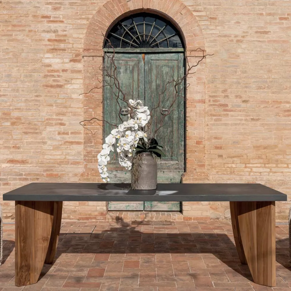 Outdoor-Tisch aus Okumè-Mikrozement und Teakholz-Finish, hergestellt in Italien – Bleistift