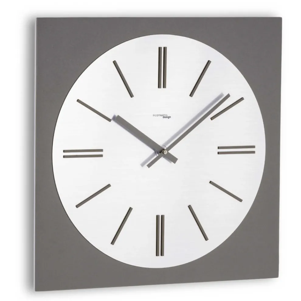 Mit High-Tech-Werkzeugen geschnittene Wanduhr, hergestellt in Italien – stolz