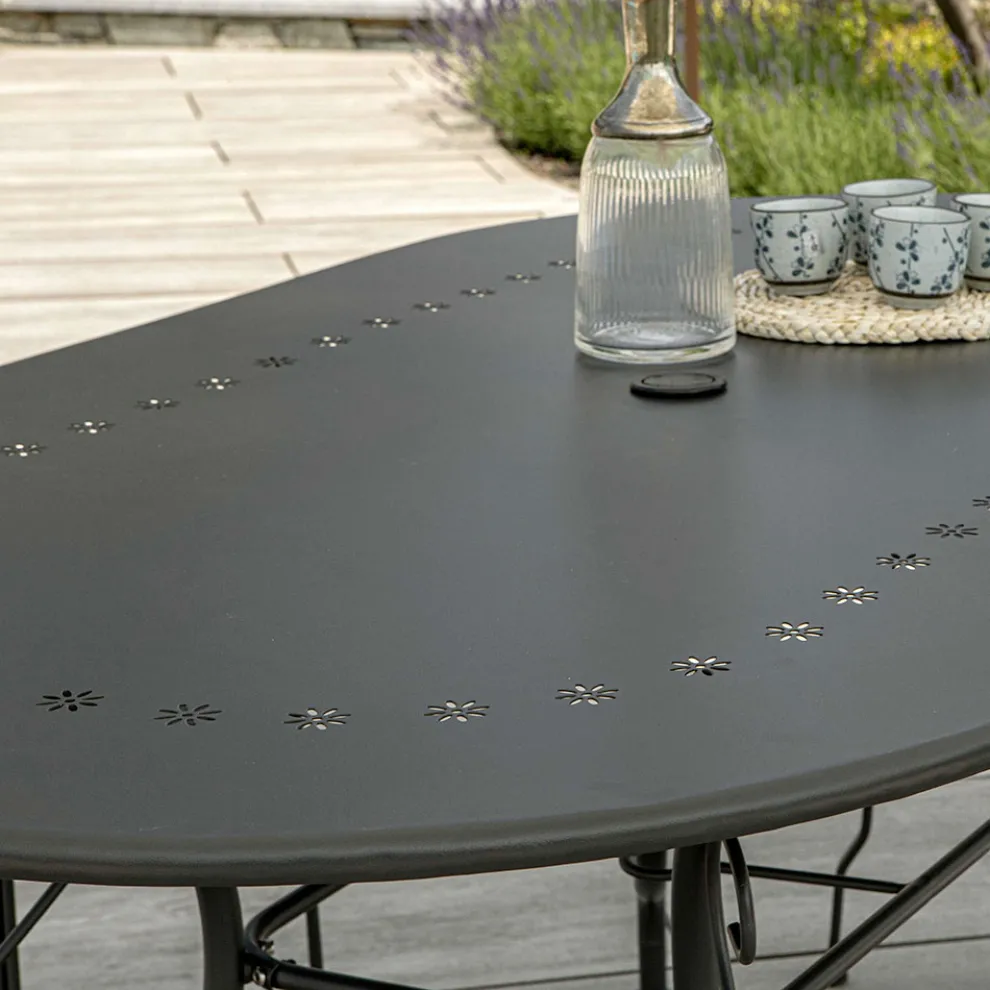 Ovaler Gartentisch ganz aus Metall - Archiv