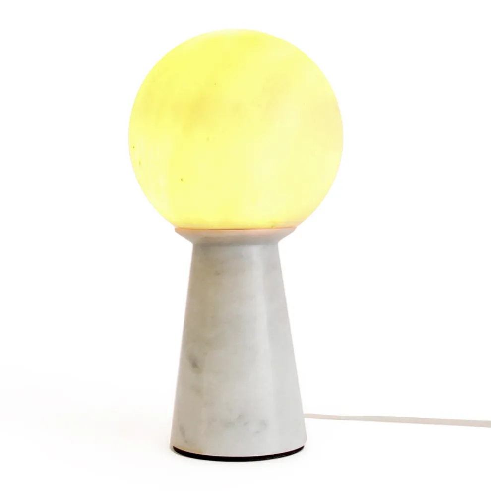 Konische Lampe mit weißer Kugel und Marmorsockel Made in Italy - Tobio
