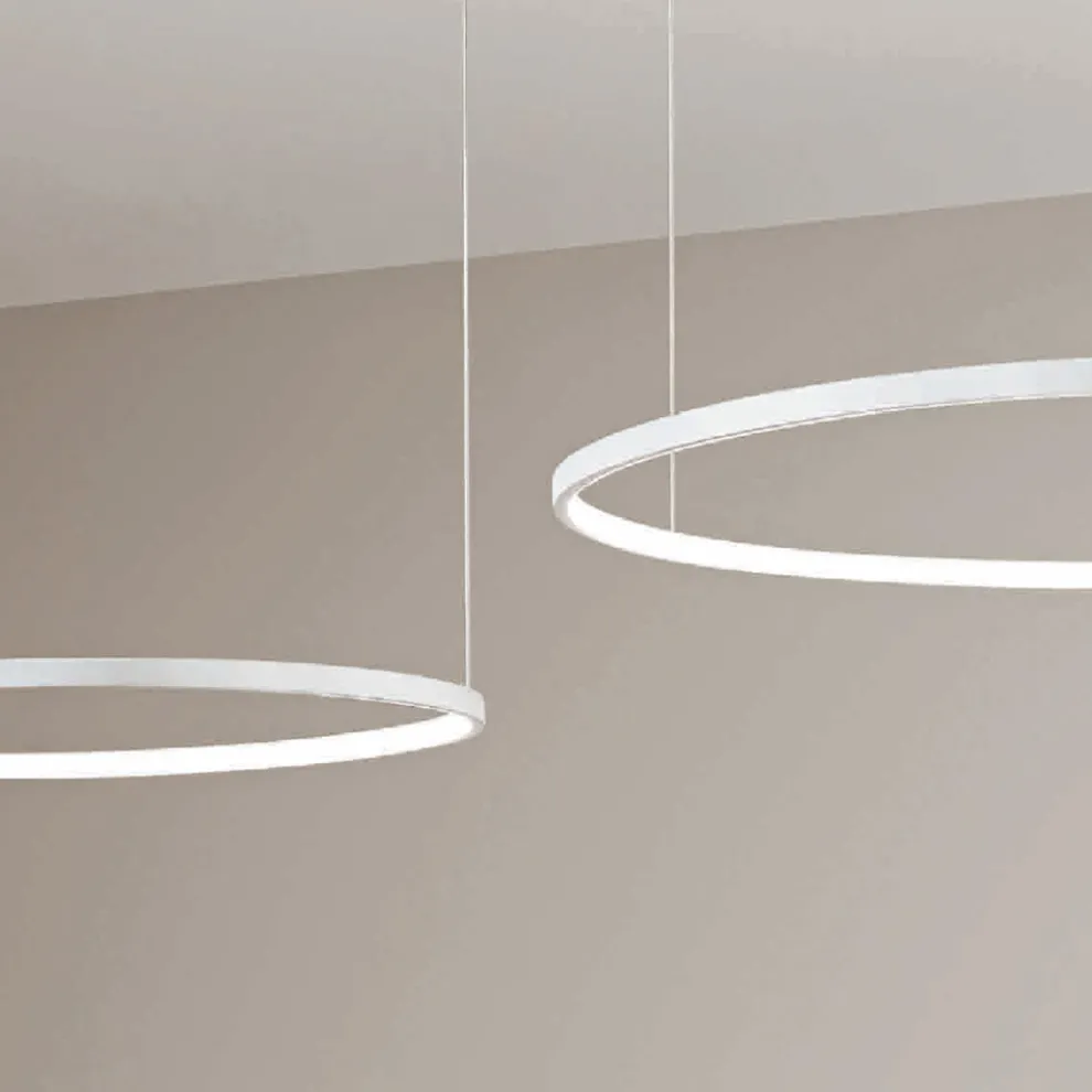 Kronleuchter mit 2 oder 3 horizontalen runden LED-Leuchten aus lackiertem Metall – Maulbeere