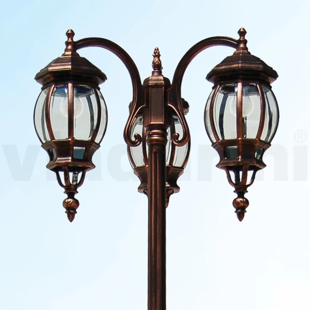 Laternenpfahl mit 3 Lichtern im Vintage-Stil aus Aluminium, hergestellt in Italien – Leona
