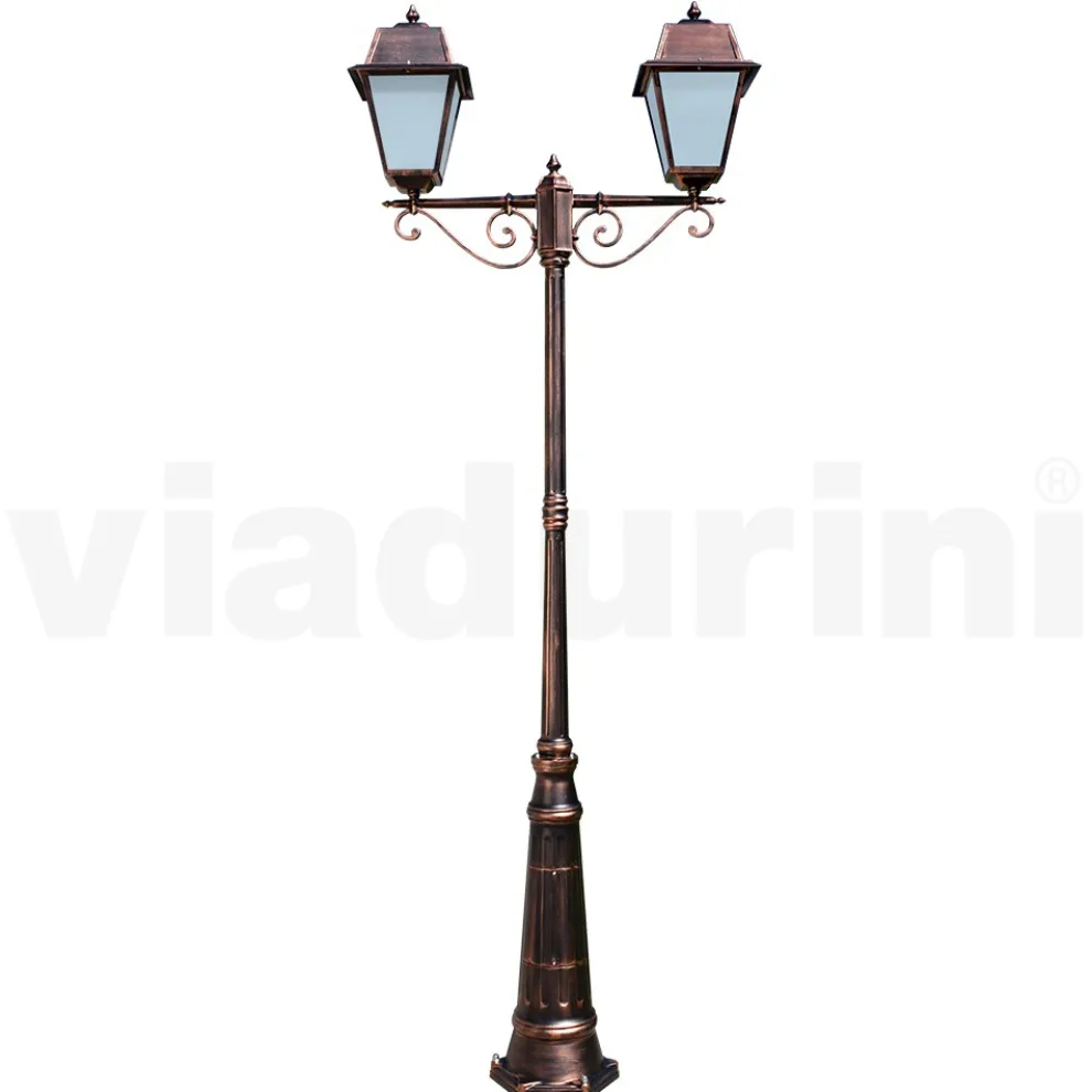 Laternenpfahl mit 2 Lichtern im Vintage-Stil aus Aluminium, hergestellt in Italien – Doroty