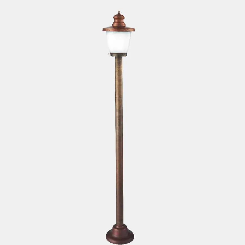 Laternenpfahl Vintage Outdoor Post aus Messing und weißem Glas - Venezia von Il Fanale