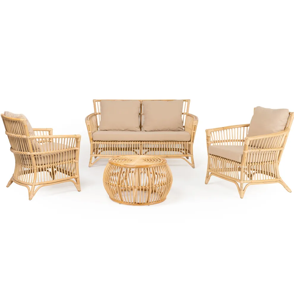 Wohnzimmer im Freien aus natürlichem Rattan mit Kissen – Bellaria