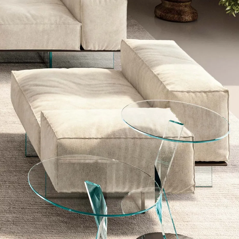 Linkes Ecksofa mit Sockel aus extraklarem Glas, hergestellt in Italien – Rory