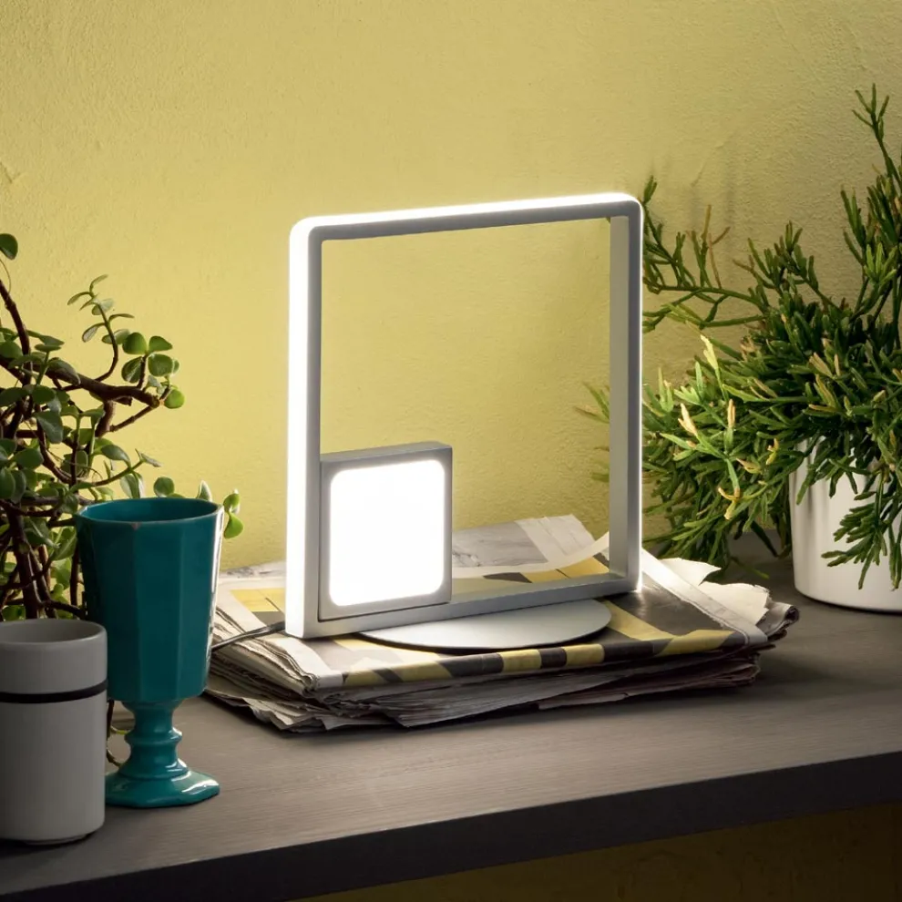 Modern - Formale LED-Tischlampe aus silberfarben lackiertem Metall