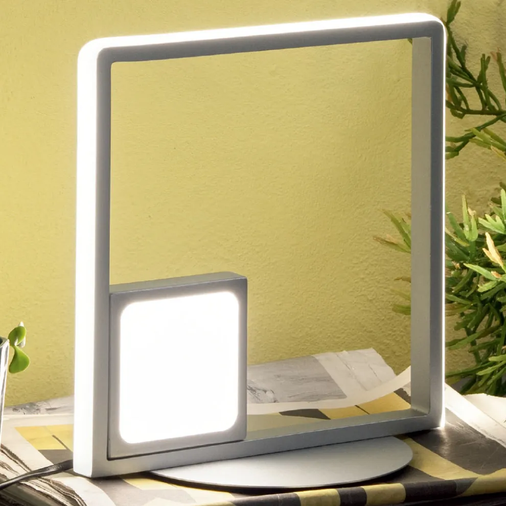 Modern - Formale LED-Tischlampe aus silberfarben lackiertem Metall