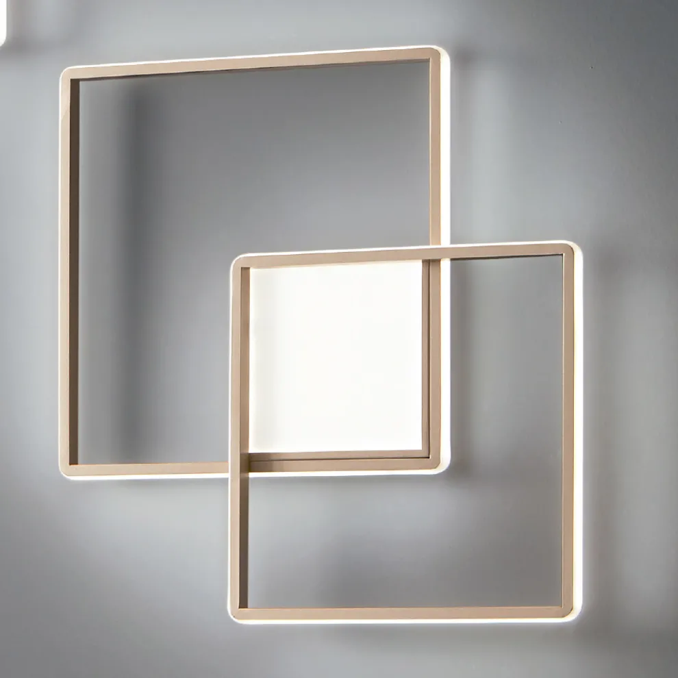 Modern - Formale Wandleuchte aus gold lackiertem Metall mit LED
