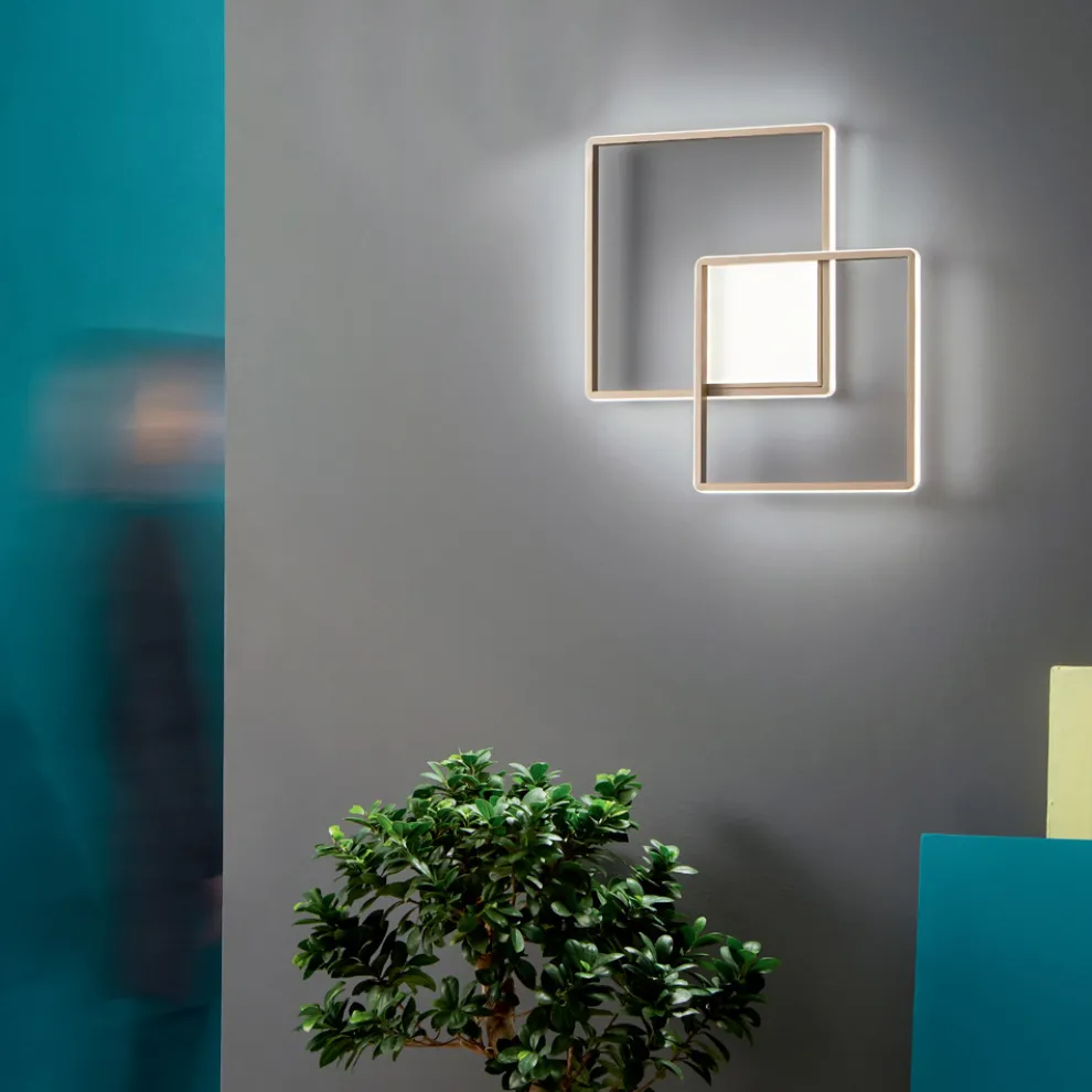 Modern - Formale Wandleuchte aus gold lackiertem Metall mit LED