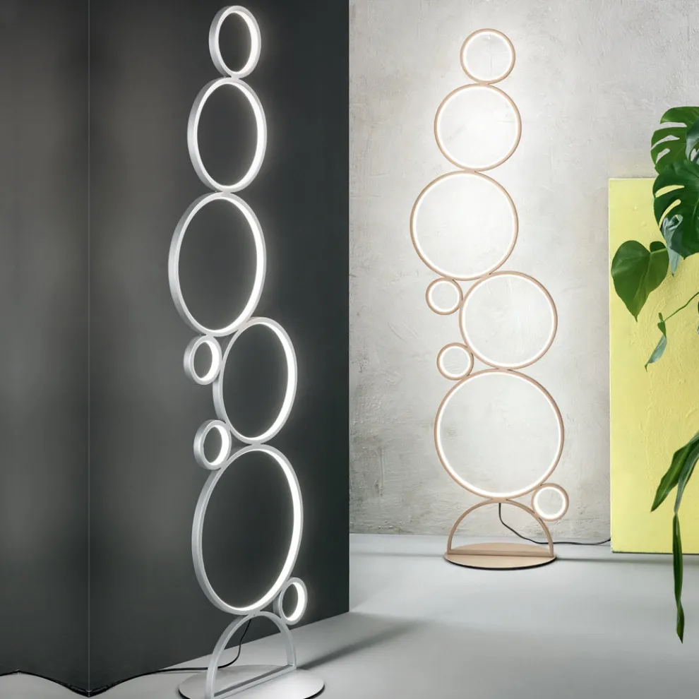 Moderne LED-Stehlampe aus gold oder silber lackiertem Metall - Punto
