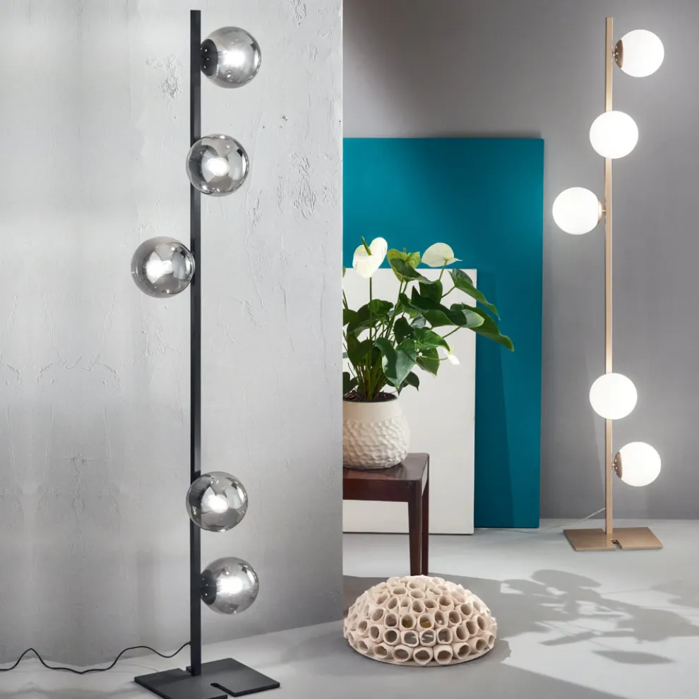 Moderne Stehlampe aus schwarzem oder goldenem Metall und mundgeblasenem Glas - Birga
