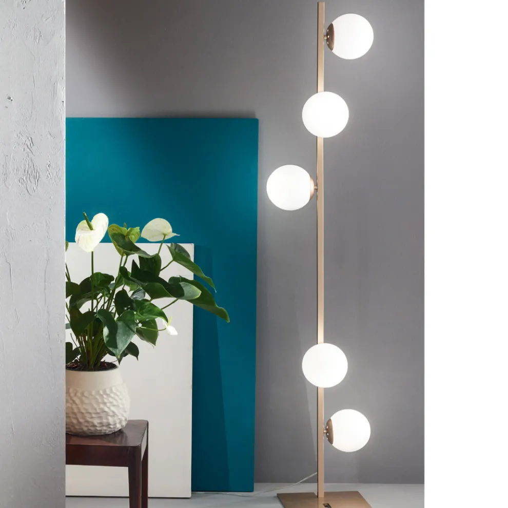 Moderne Stehlampe aus schwarzem oder goldenem Metall und mundgeblasenem Glas - Birga