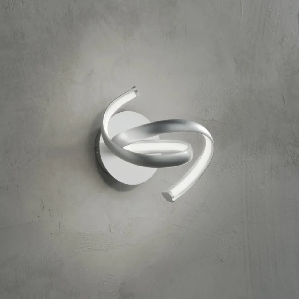 Moderne Wandlampe aus silberfarbenem Metall, LED-Wand im minimalistischen Design - Lumino