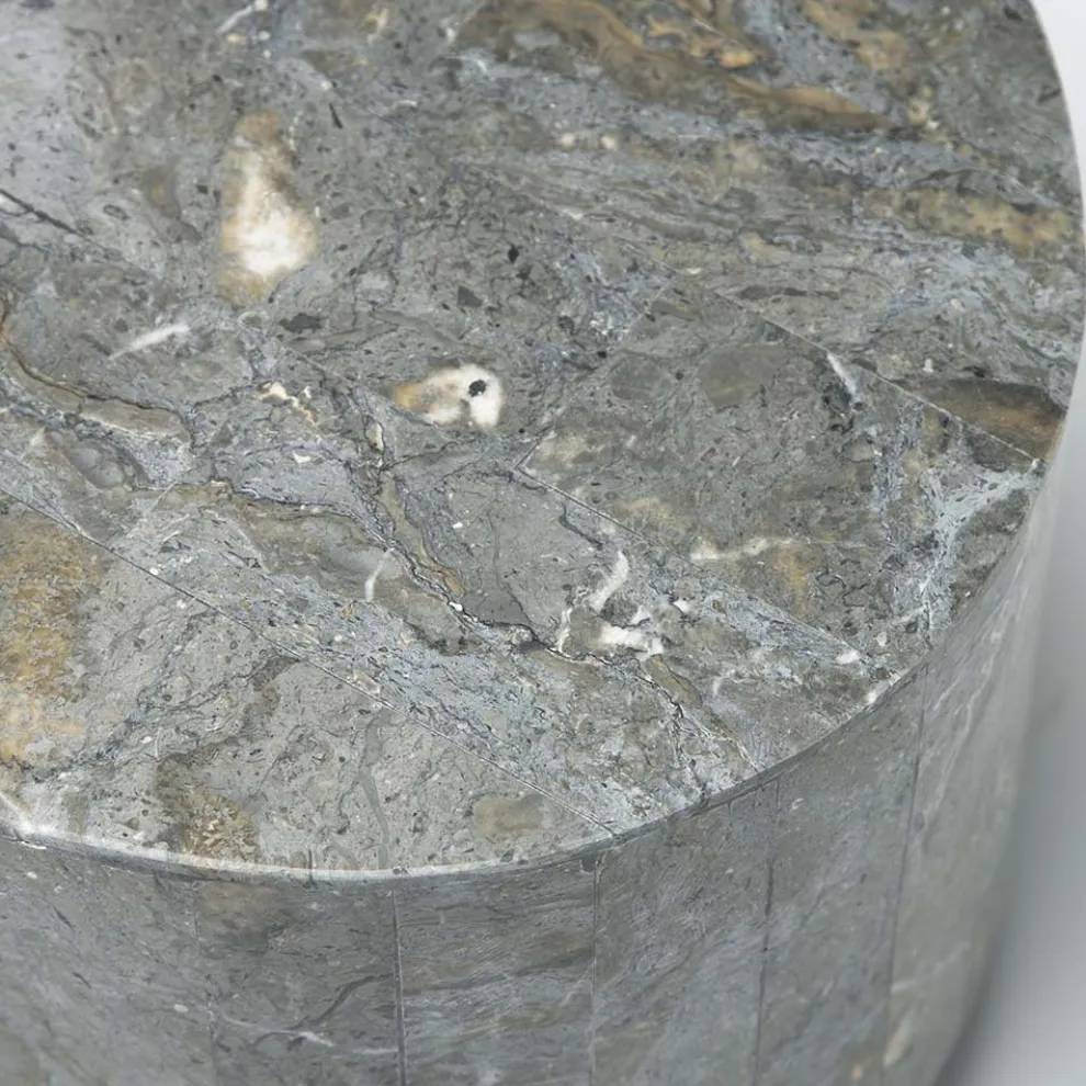 Moderner Couchtisch in Fossilsteinform – Bowie