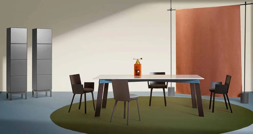 Moderner Wohnzimmertisch aus Stahl mit Designer-Marmorplatte – Aronte