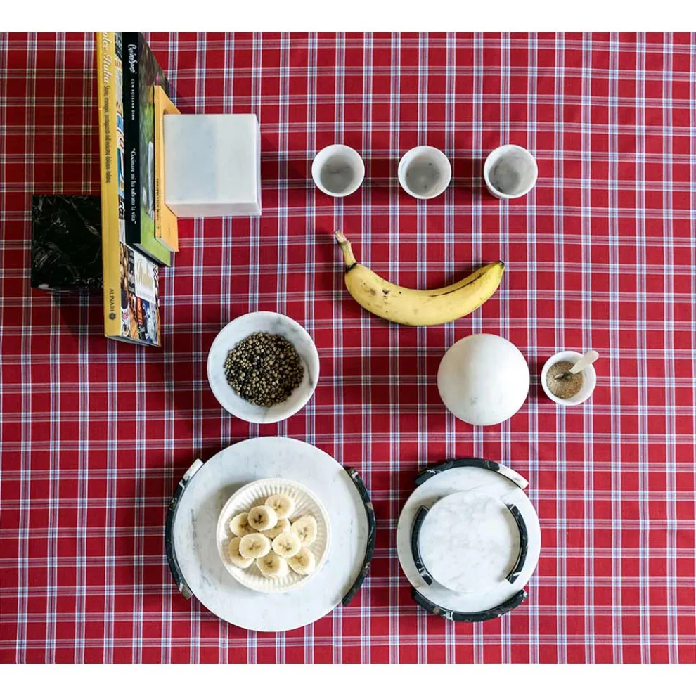 Moderner Würfel Briefbeschwerer aus satinschwarzem Marquinia-Marmor Made in Italy - Qubino