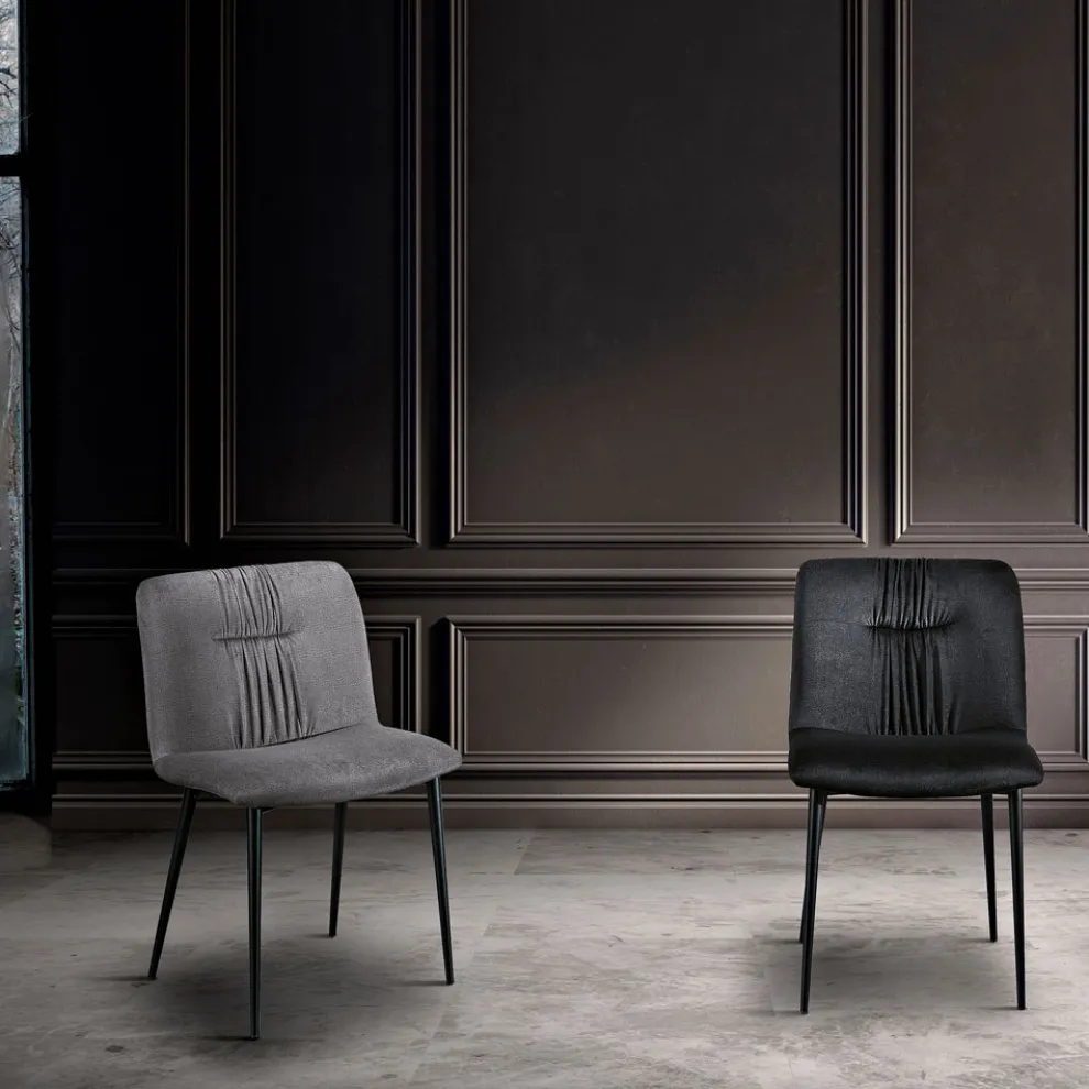 Monocoque-Stuhl im Design aus farbigem Stoff und schwarzem Metall – Florinda