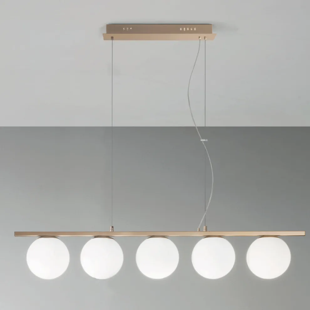 Pendelleuchte aus goldfarben lackiertem Metall und mundgeblasenem Glas - Birga