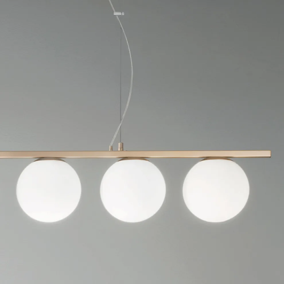 Pendelleuchte aus goldfarben lackiertem Metall und mundgeblasenem Glas - Birga