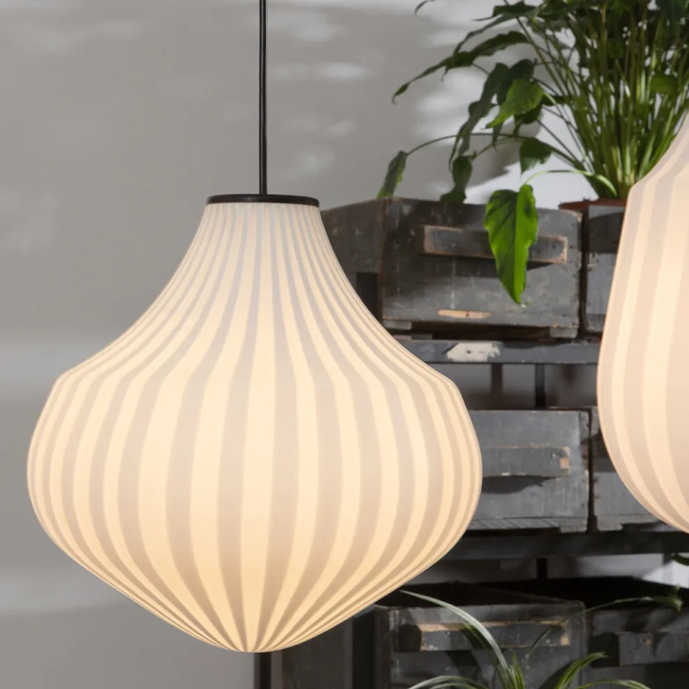 Pendelleuchte aus weißem Glas in filigranem Design spitz - Caravan