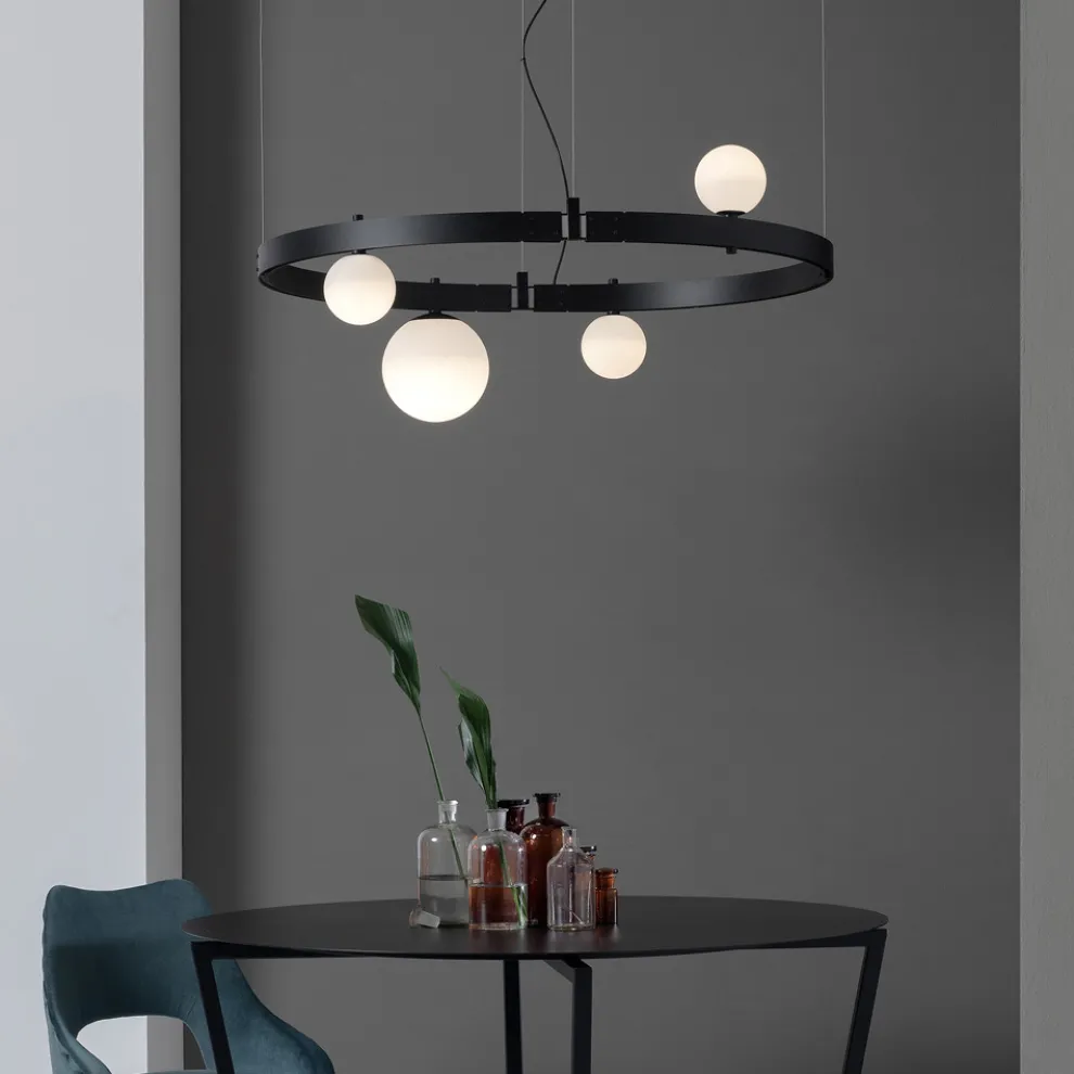 Pendelleuchte im ovalen Design aus schwarzem Aluminium mit Kugeln und Strahlern - Exodus