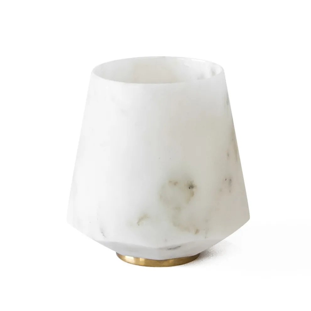 Wasserglas aus satiniertem weißem Carrara-Marmor und Messing - Scaglio