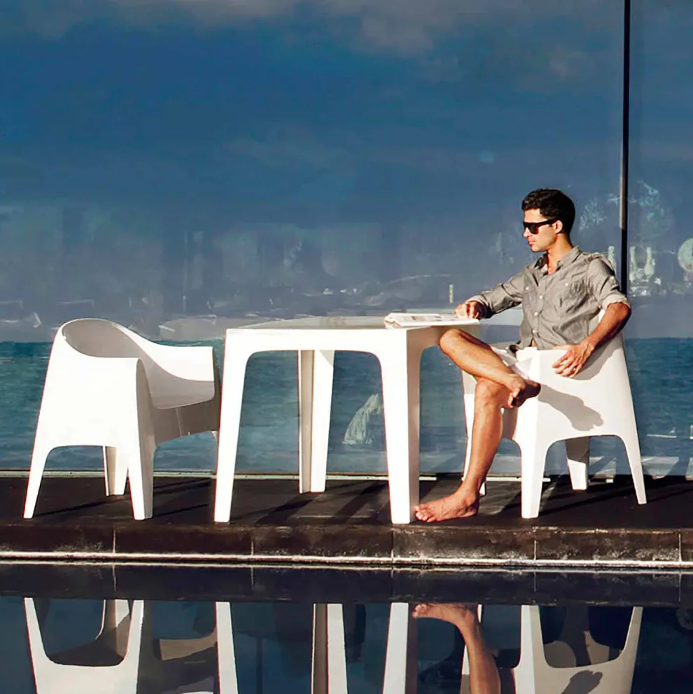 Quadratischer Outdoor-Tisch Solid Vondom Polypropylen, modernes Design,4 Stück