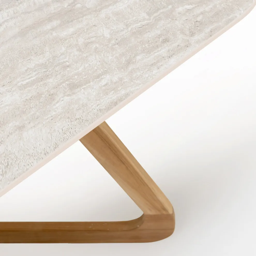 Tisch mit Holzsockel und Keramikplatte aus Travertino Chiaro - Infinity