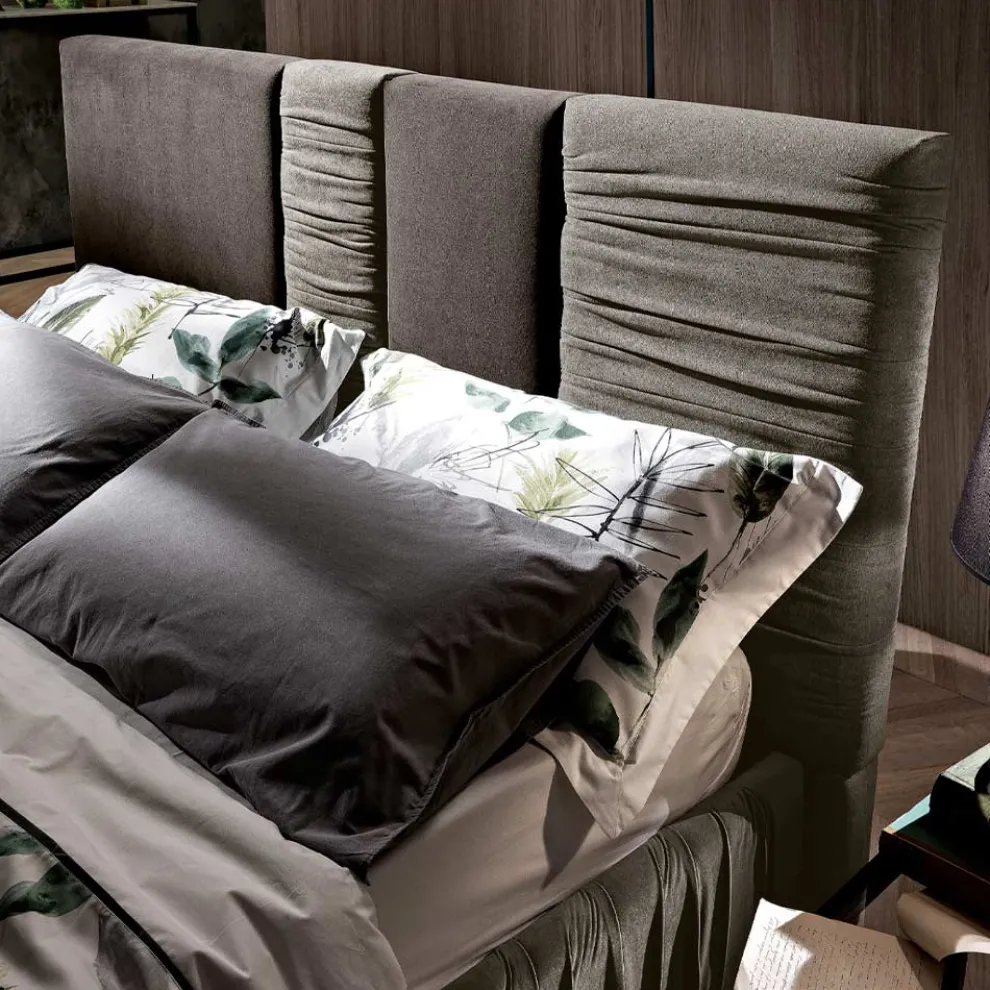 Modernes gepolstertes Doppelbett mit Falten oder gestepptem Design - Thomas