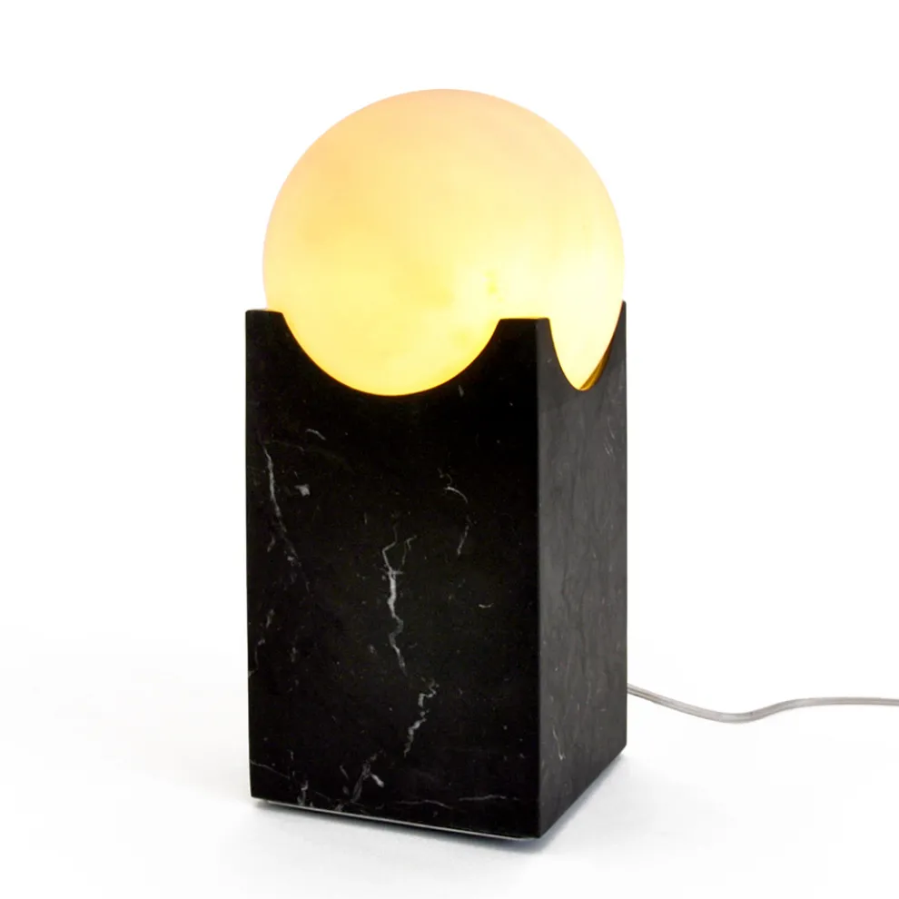 Rechteckige Lampe mit weißer Kugel und Marmorsockel Made in Italy - Koshi