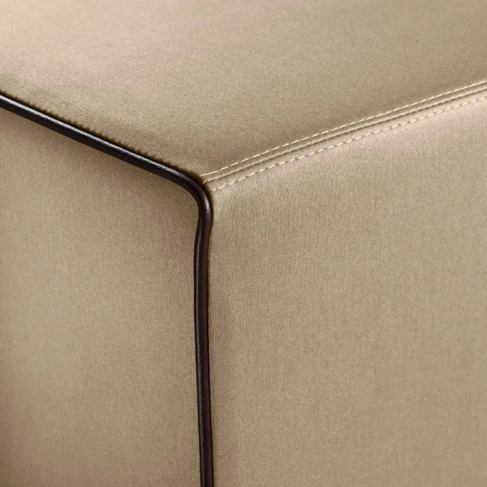 Rechteckiger Pouf aus Stoff und verchromten Füßen, hergestellt in Italien – Boreale