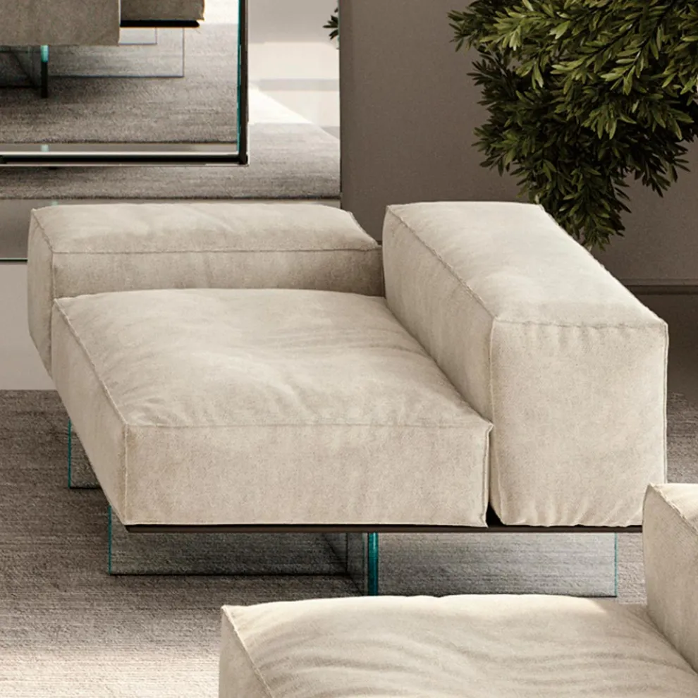 Rechtes Ecksofa mit Sockel aus extraklarem Glas, hergestellt in Italien – Rory
