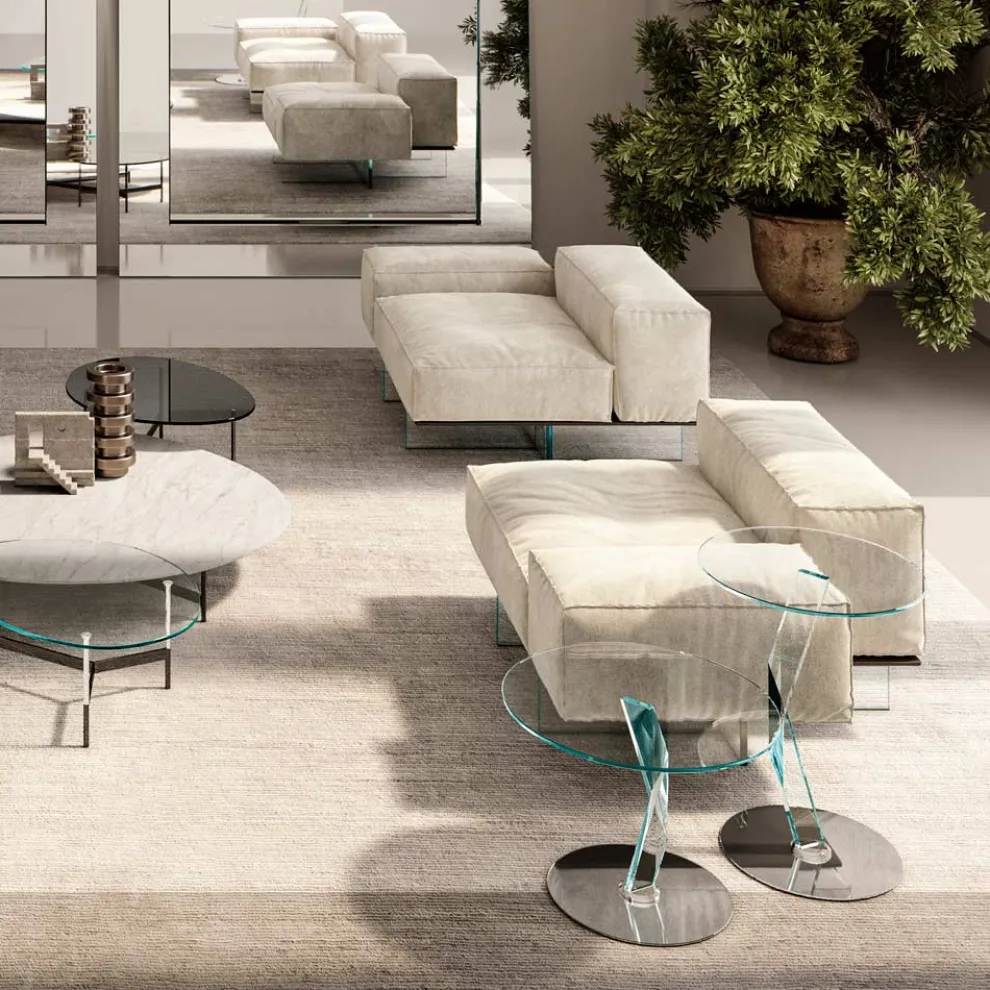 Rechtes Ecksofa mit Sockel aus extraklarem Glas, hergestellt in Italien – Rory