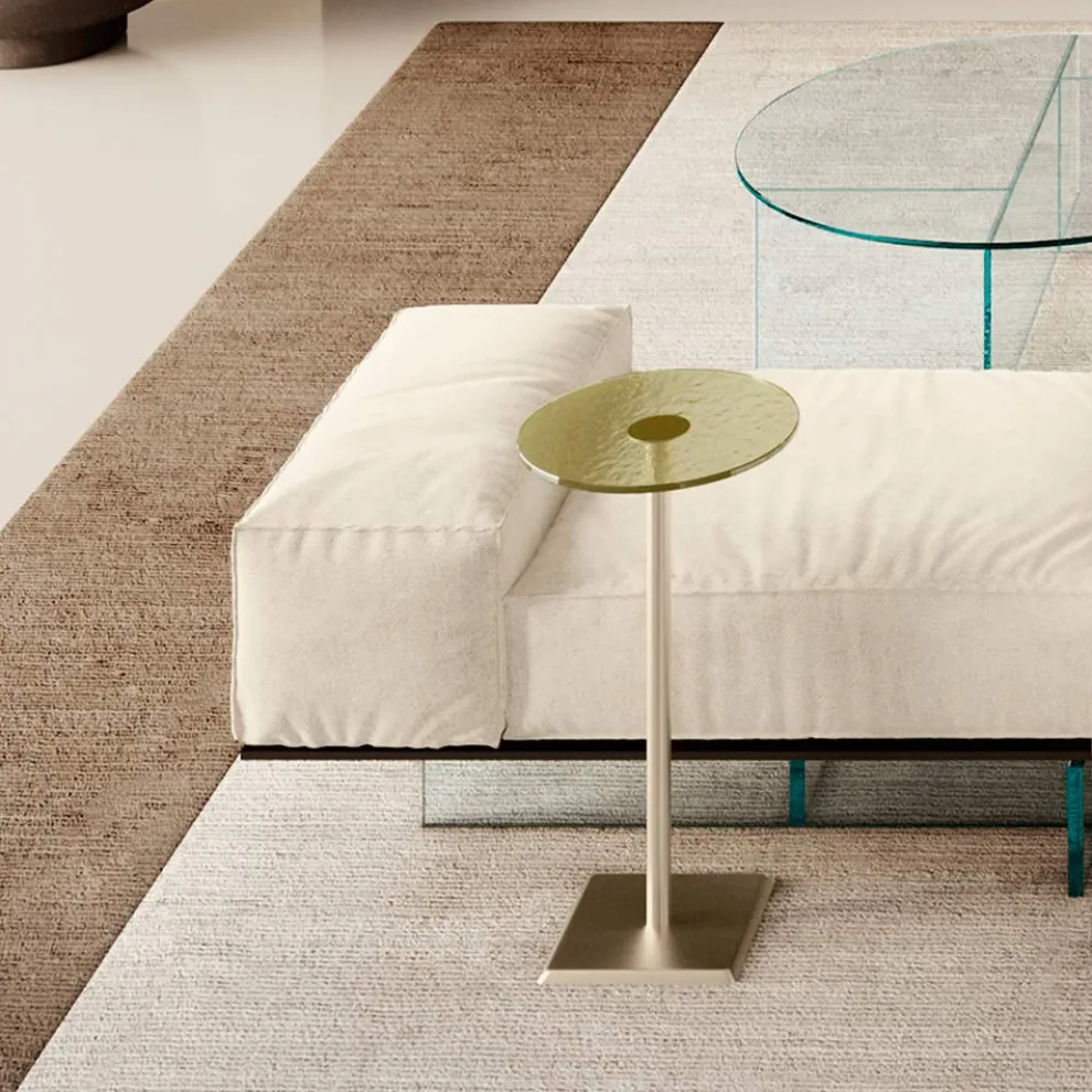 Sofa mit extraklarem Glassockel und Stoffsitz, hergestellt in Italien – Rory
